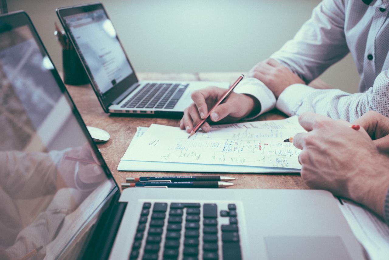 Hands working at laptops. Image by Unsplash.