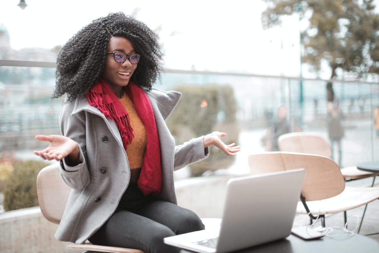 Woman sitting outside in front of a laptop, Andrea Piacquadio, Pexels