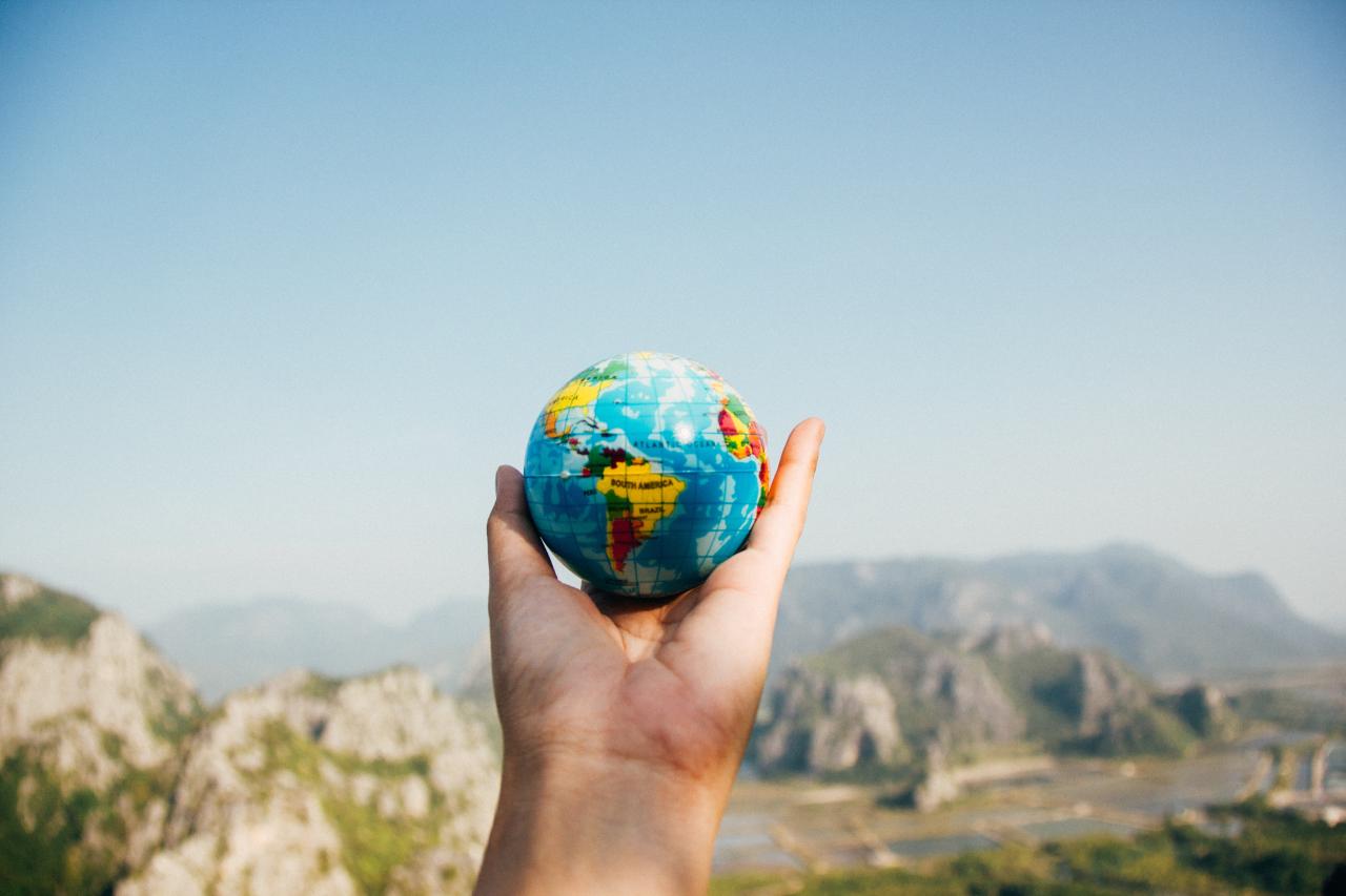 Hand holding a globe by Porapak Apichodilok, Pexels